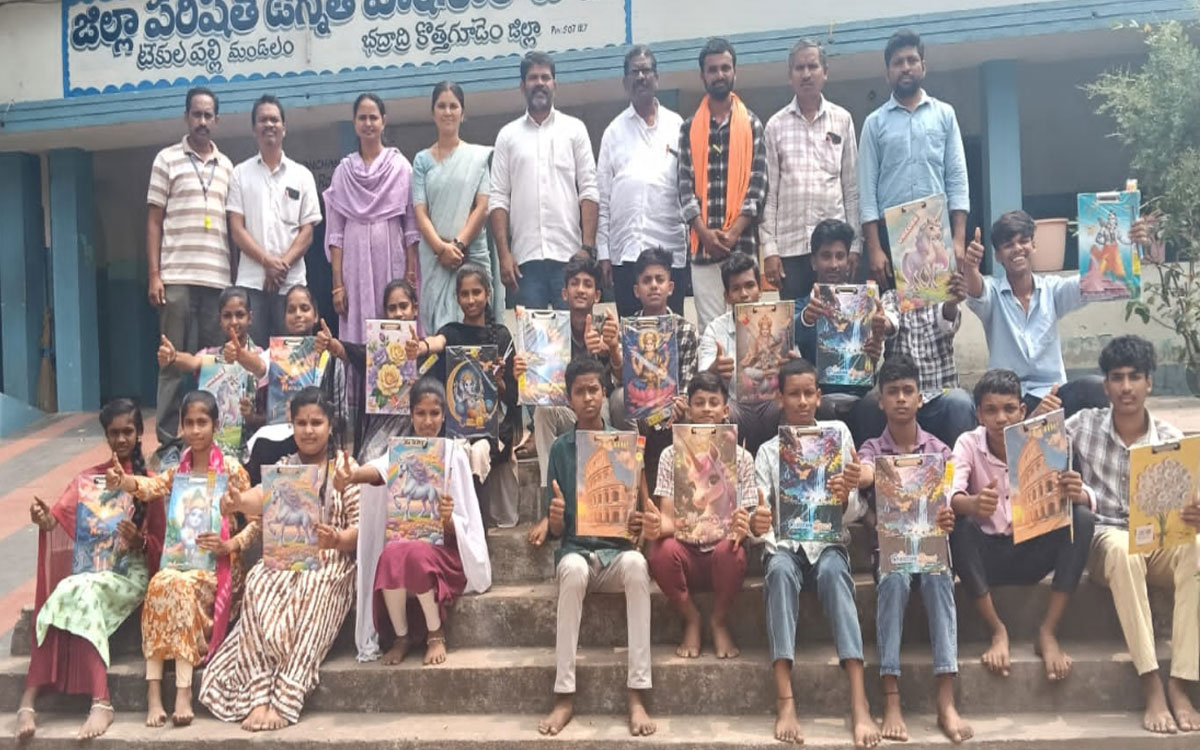 బోడు హైస్కూల్‌లో విద్యార్థులకు స్టేషనరీ పంపిణీ