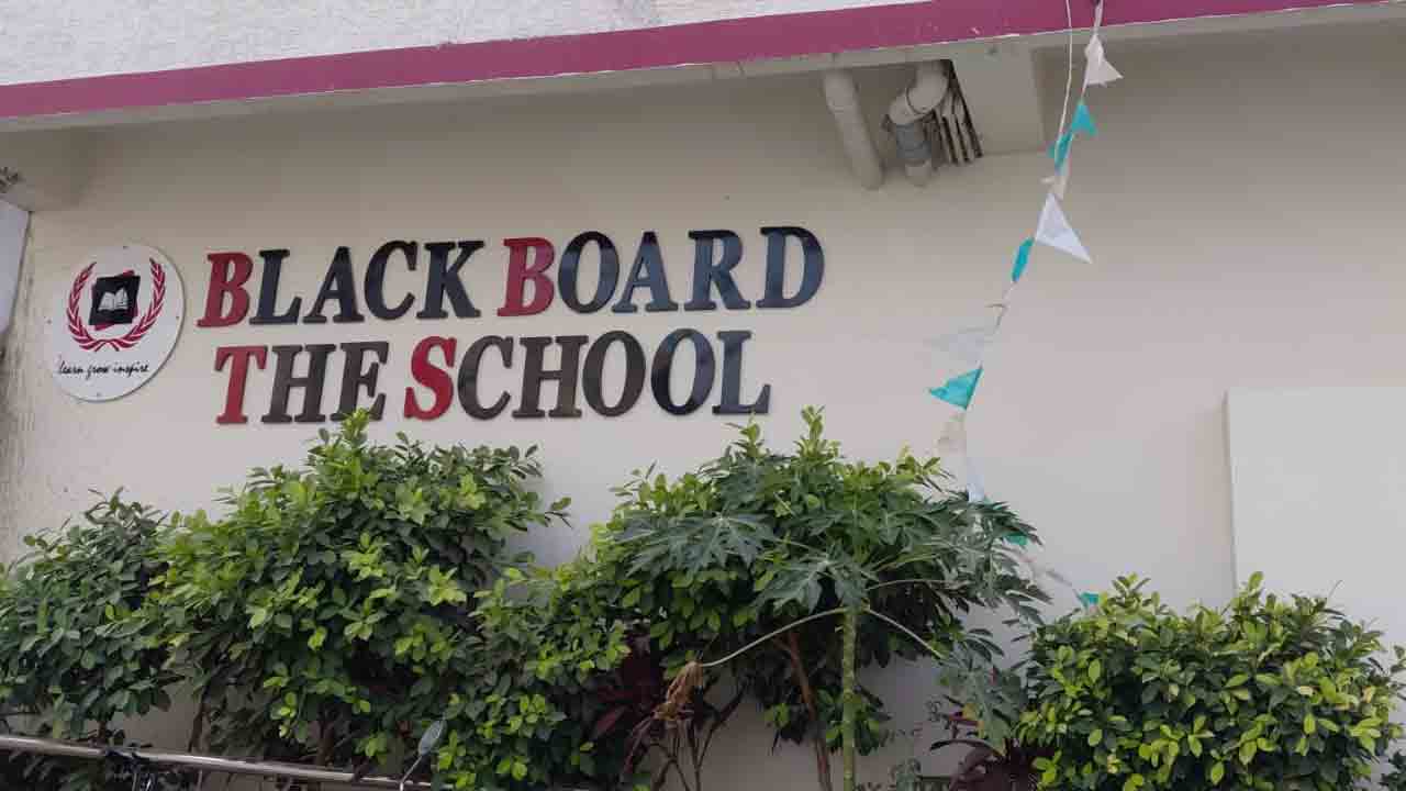 Kondapur |  విద్యార్థికి గుండు కొట్టించిన ఉపాధ్యాయుడు .. బ్లాక్ బోర్డ్ స్కూల్‌లో ఘటన