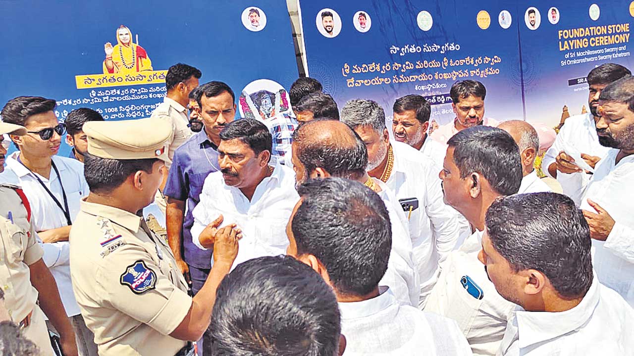 అడుగడుగునా ఆంక్షలు