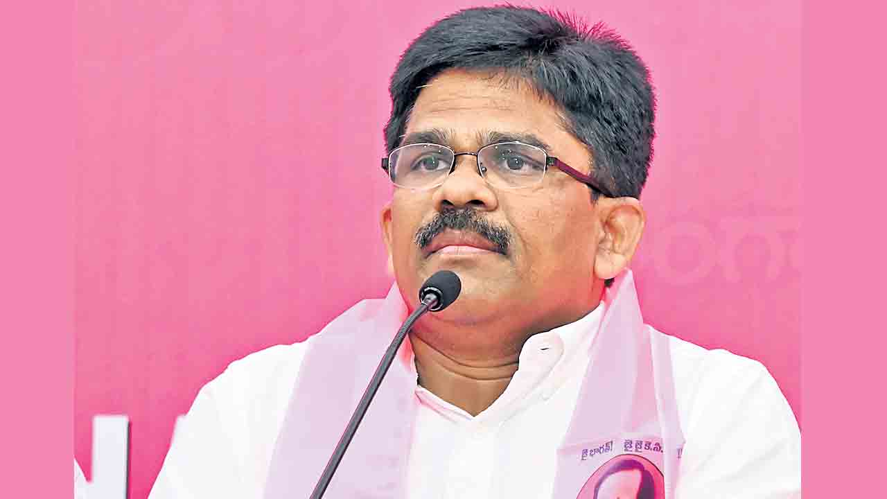 జర్నలిస్టు కేవీఆర్‌ అరెస్టు అప్రజాస్వామికం.. తెలంగాణలో ఏపీ రాజకీయాలా?