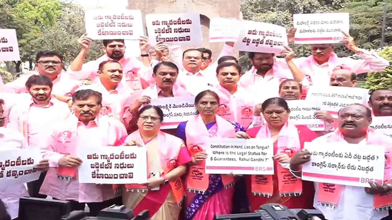 గన్‌పార్క్ వద్ద బీఆర్ఎస్ ఎమ్మెల్యేలు, ఎమ్మెల్సీల నివాళులు.. రేవంత్ సర్కార్‌కు నిరసనగా ప్లకార్డుల ప్రదర్శన