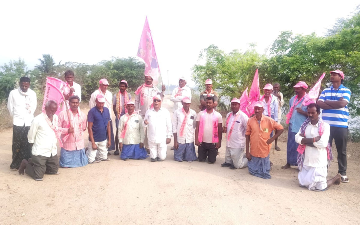 బండరామారం- గుండెపురి రోడ్డు నిర్మాణం చేప‌ట్టాలని మోకాళ్లపై నిరసన