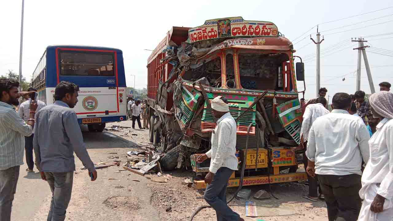 Rudrur | నిజామాబాద్‌ జిల్లాలో లారీ, బస్సు ఢీ.. డ్రైవర్లకు తీవ్ర గాయాలు