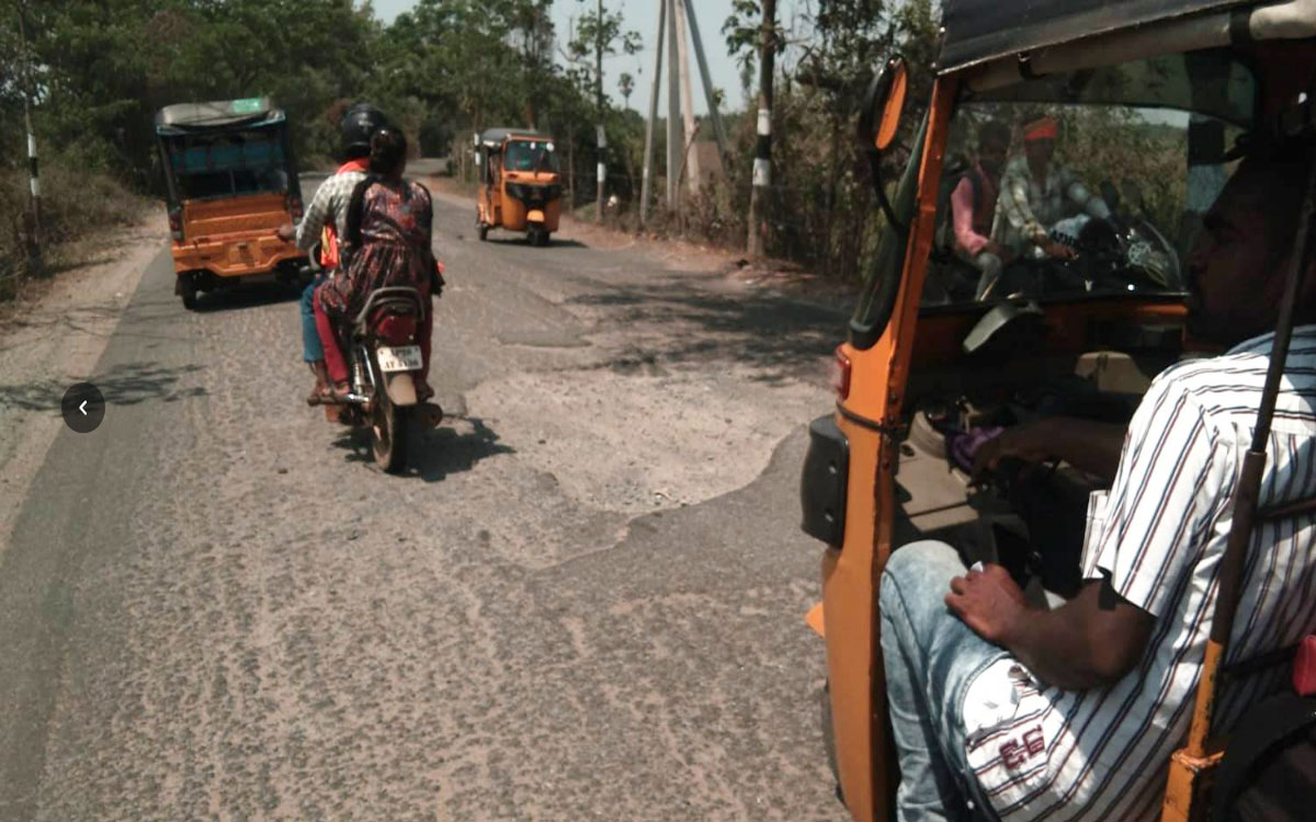 గుంతలమయంగా బూర్గంపహాడ్- సారపాక జాతీయ రహదారి