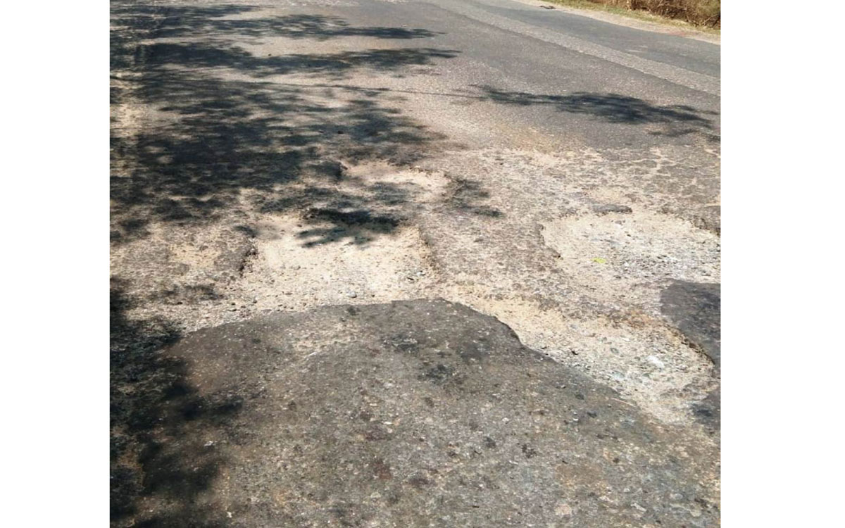 గుంతలమయంగా బూర్గంపహాడ్- సారపాక జాతీయ రహదారి