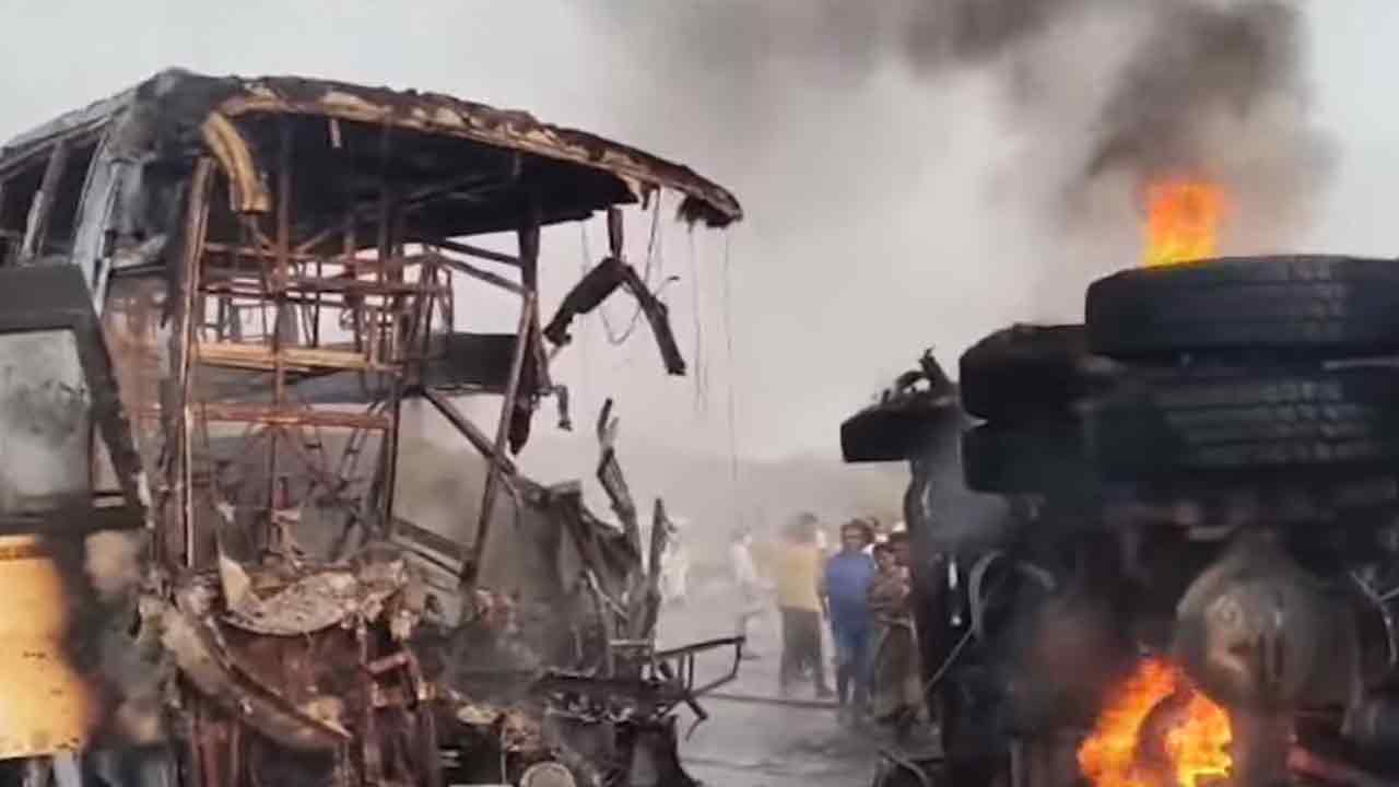 Markapuram | మర్కాపురం జిల్లాలో ఘోర రోడ్డు ప్రమాదం.. 10 మంది సజీవ దహనం