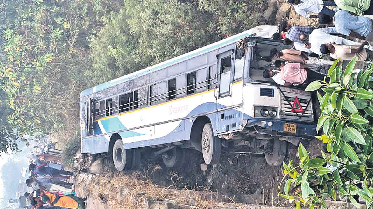 ప్రమాదకరంగా వంతెనలు