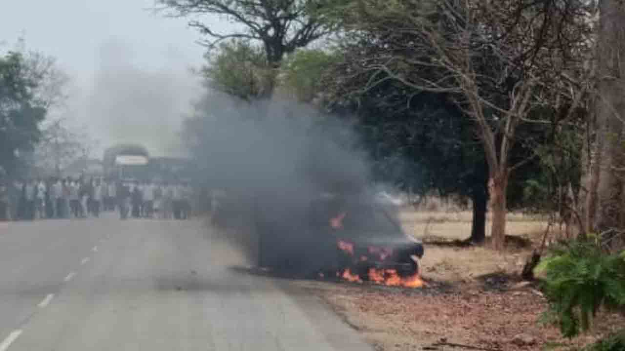 Kamareddy | కామారెడ్డి – సిరిసిల్ల రహదారిపై కారు దగ్ధం