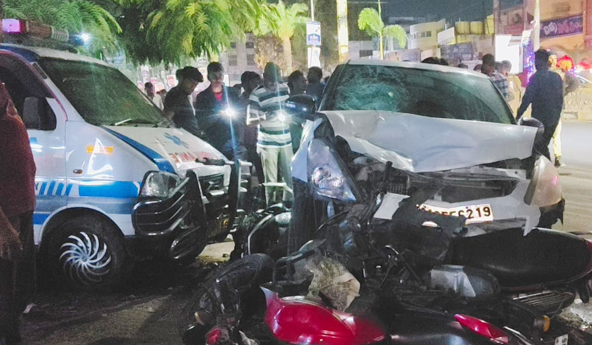 Kamareddy | కామారెడ్డి లో మద్యం మత్తులో కారు బీభత్సం.. కేసు నమోదు చేసిన పోలీసులు