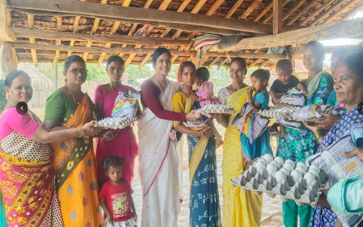 శ్రీరాంపురం ఎస్టీ కాలనీ గుంపులో టేక్ హోం రేషన్ పంపిణీ