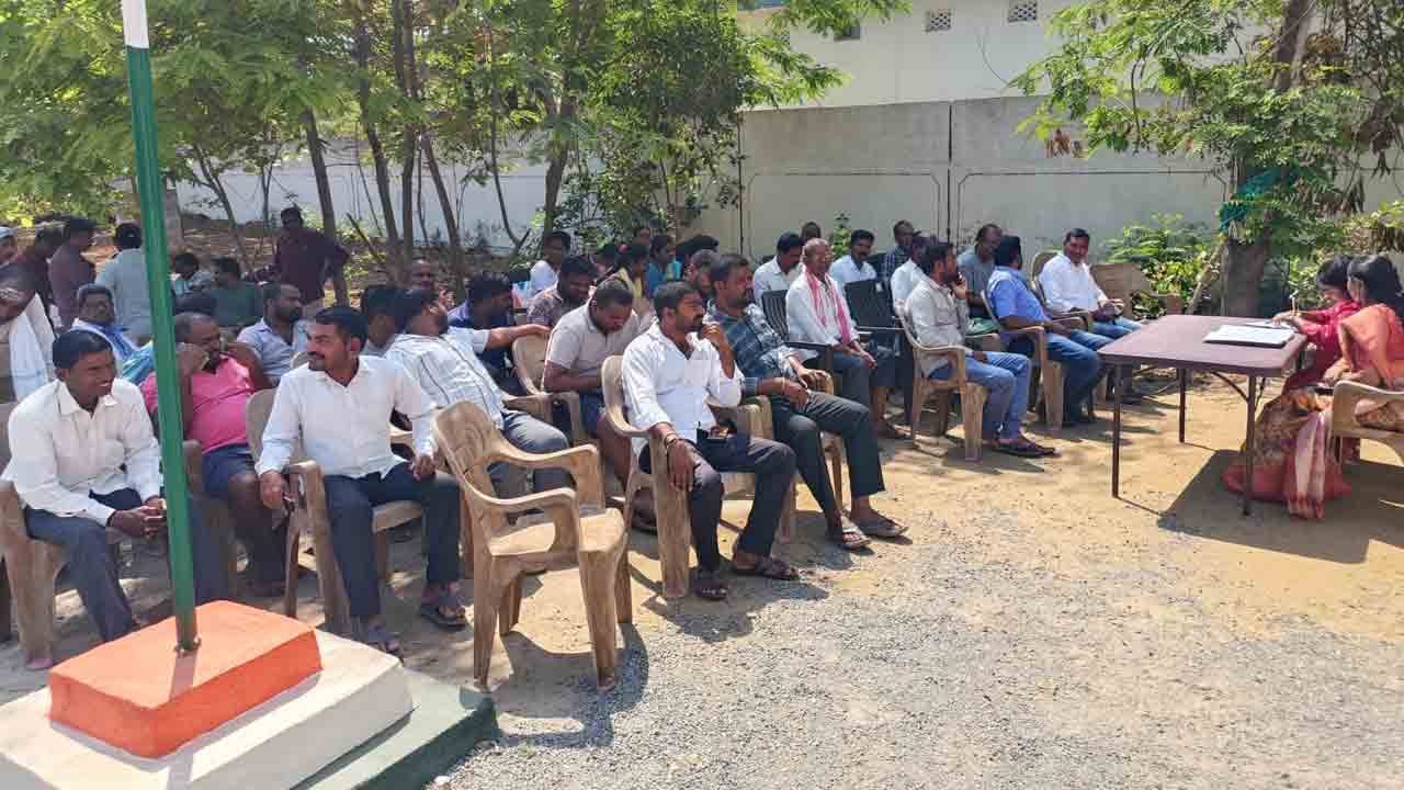 Cell Tower | ఇండ్ల మధ్యలో సెల్ టవర్ నిర్మించొద్దు.. బ్రాహ్మణపల్లి గ్రామస్తుల ఆందోళన