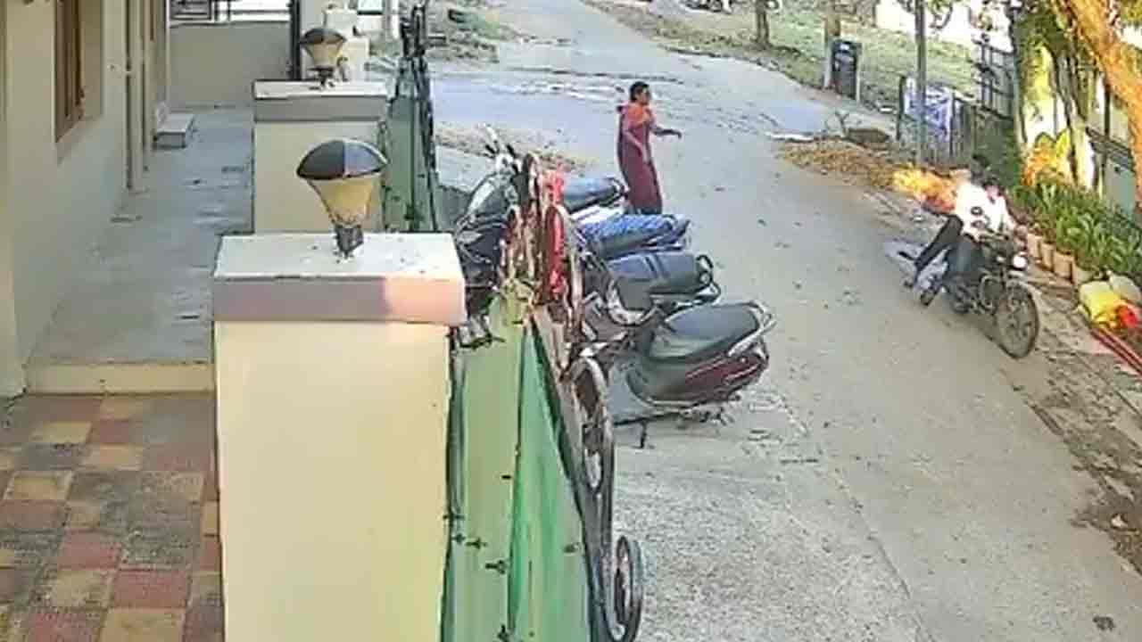 Viral Video | హనుమకొండలో చైన్ స్నాచింగ్ కలకలం.. ముగ్గు వేస్తుండగా గొలుసు లాక్కెళ్లిన దుండగులు.. వీడియో