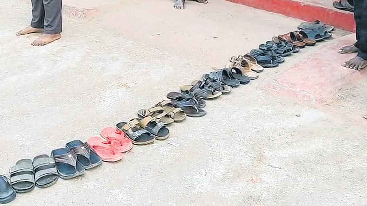 పాదరక్షల క్యూ.. భైంసాలోని గ్యాస్‌ ఏజెన్సీ ఎదుటబారులు