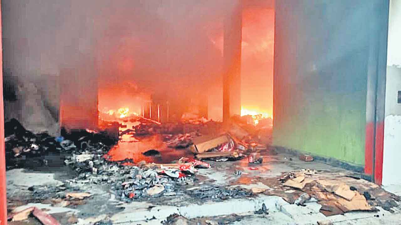 హీరో హోండా గోదాంలో అగ్నిప్రమాదం