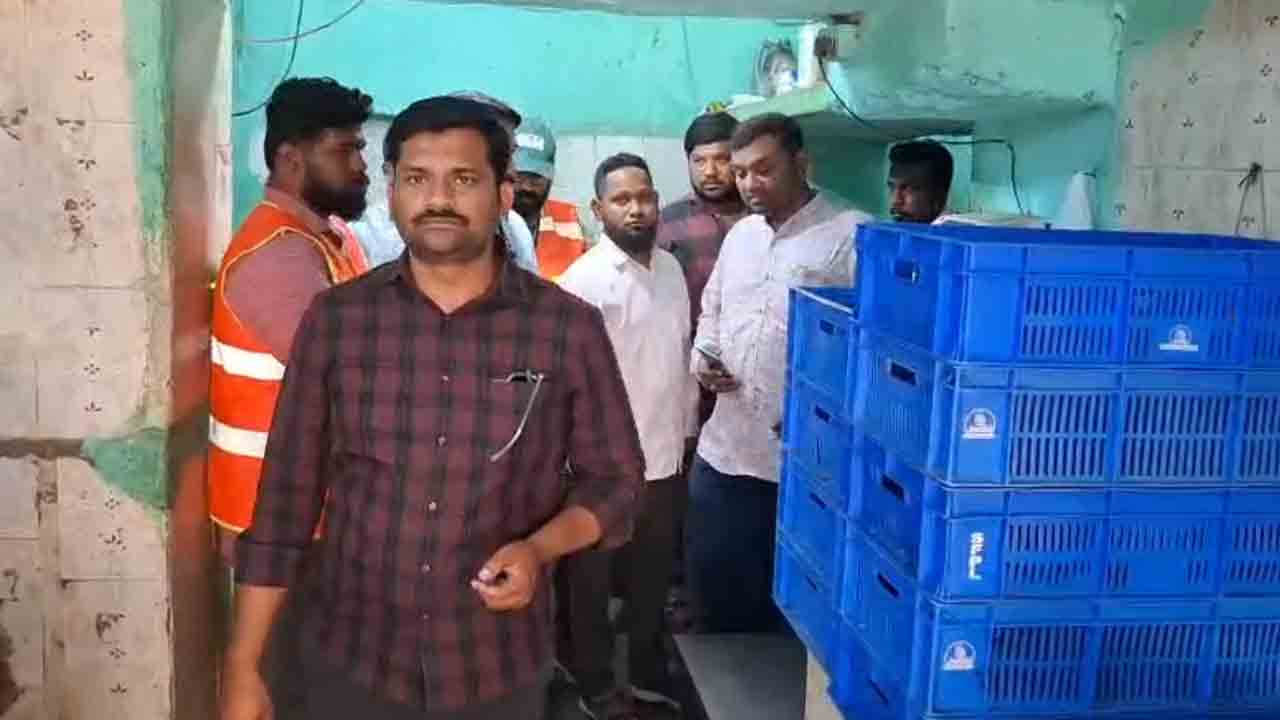 Hyderabad | పార్సి గుట్టలో చికెన్‌ సెంటర్‌పై జీహెచ్‌ఎంసీ అధికారుల దాడి : వీడియో