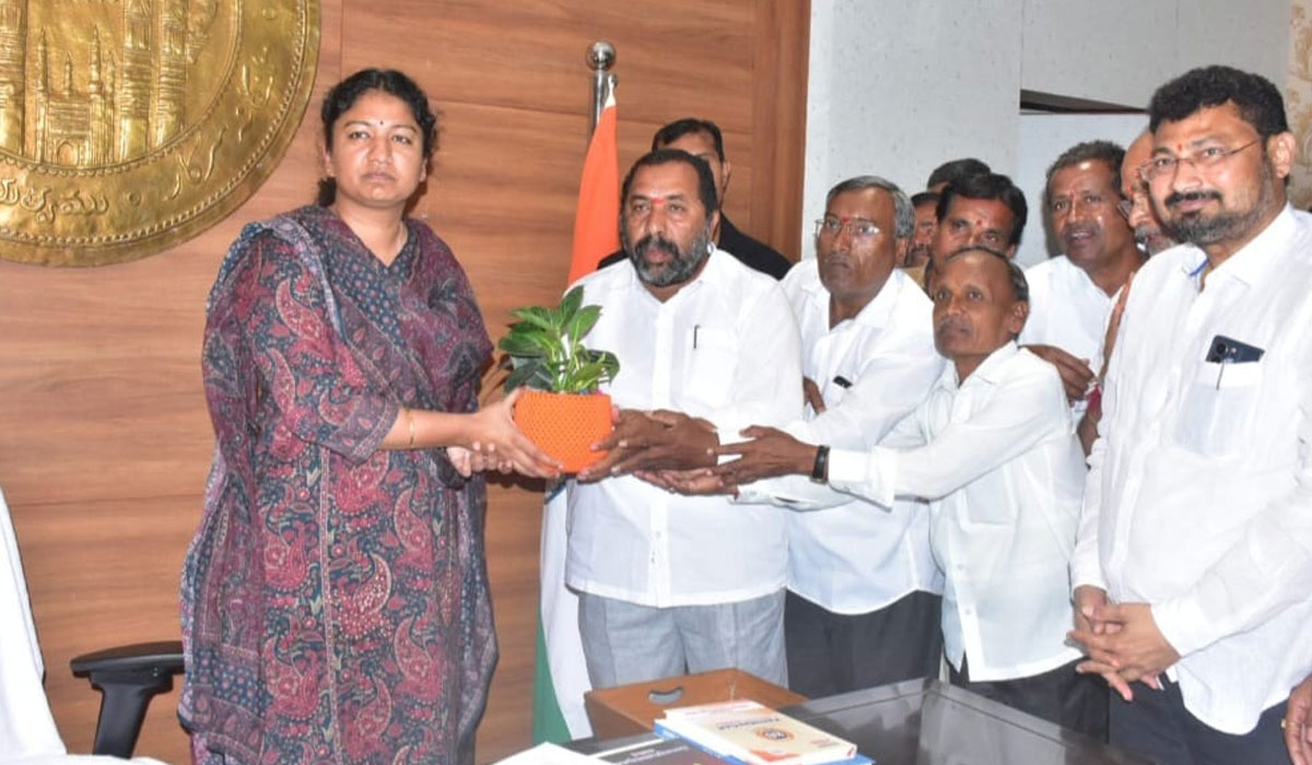 TNGOS | కలెక్టర్‌ చిత్రామిశ్రాను కలిసిన ఉద్యోగ సంఘాల ప్రతినిధులు