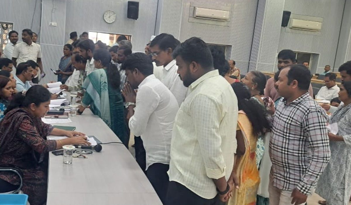 Karimnagar | ఆర్జీలు… ఆవేదనలు.. కరీంనగర్‌ ప్రజావాణికి పోటెత్తిన ధరఖాస్తులు