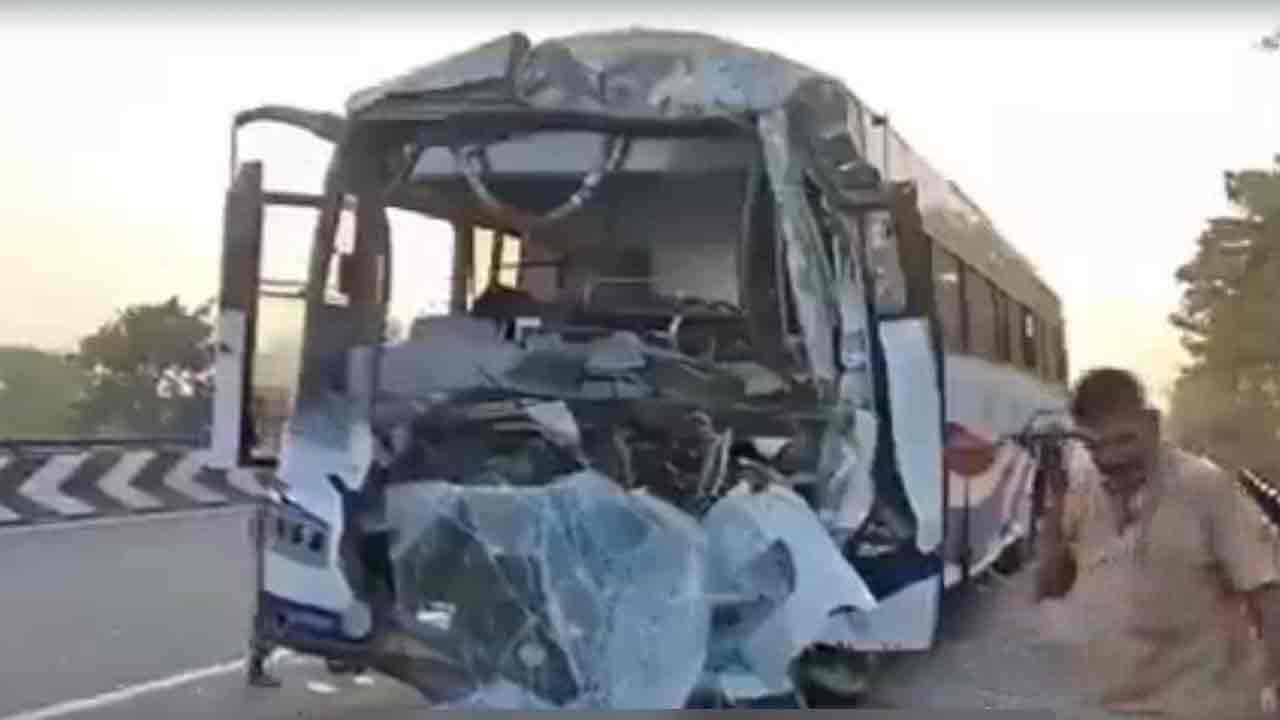 Choutuppal | ఆగివున్న కంటైనర్‌ను ఢీకొట్టిన ఆర్టీసీ బస్సు.. 10 మందికి గాయాలు