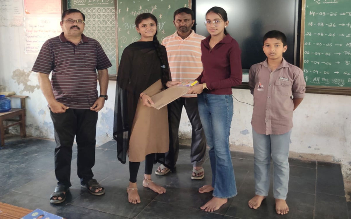 పదో తరగతి విద్యార్థులకు ప‌రీక్ష సామ‌గ్రి పంపిణీ