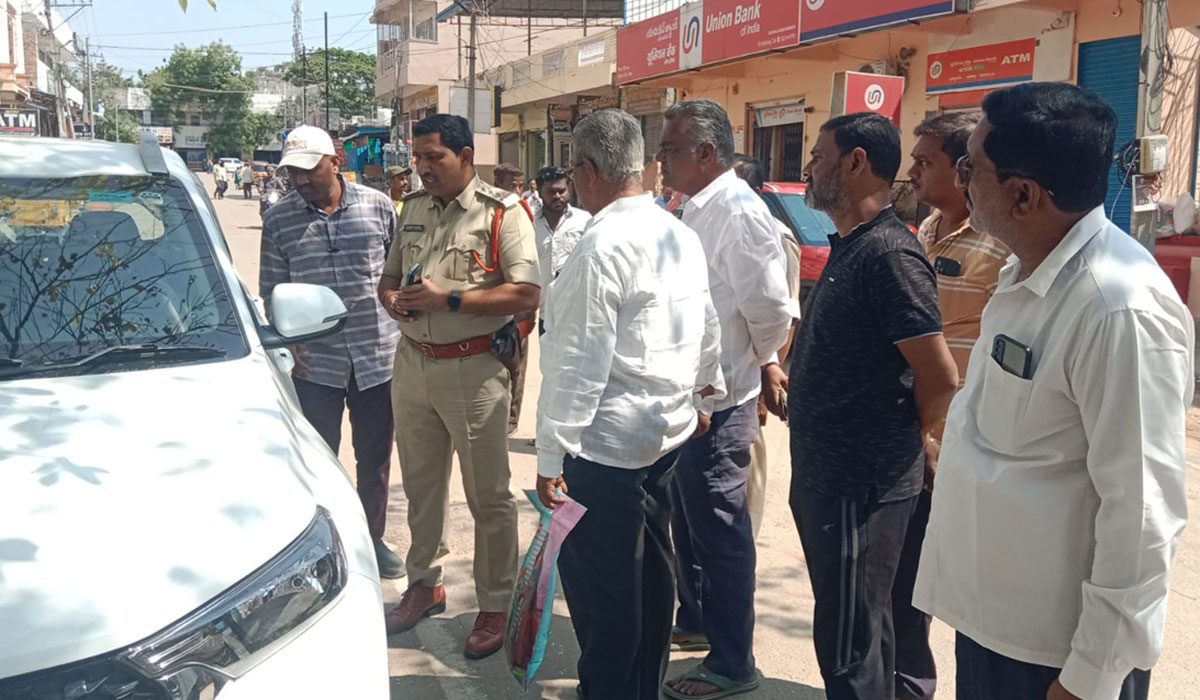 Robbery | బోధన్‌లో పట్టపగలే చోరీ… రహదారి పక్కనున్న కారు అద్దాలు పగులగొట్టి నగదు చోరీ