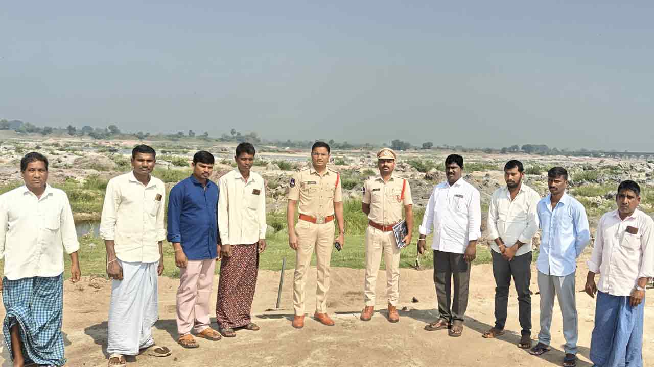 Jagityala | గోదావరి పుష్కర ఘాట్లను పరిశీలించిన సీఐ దామెర సుధాకర్