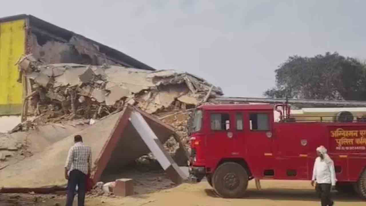 cold storage collapses | కూలిన కోల్డ్ స్టోరేజ్ బిల్డింగ్‌.. నలుగురు మృతి, 12 మందికి గాయాలు