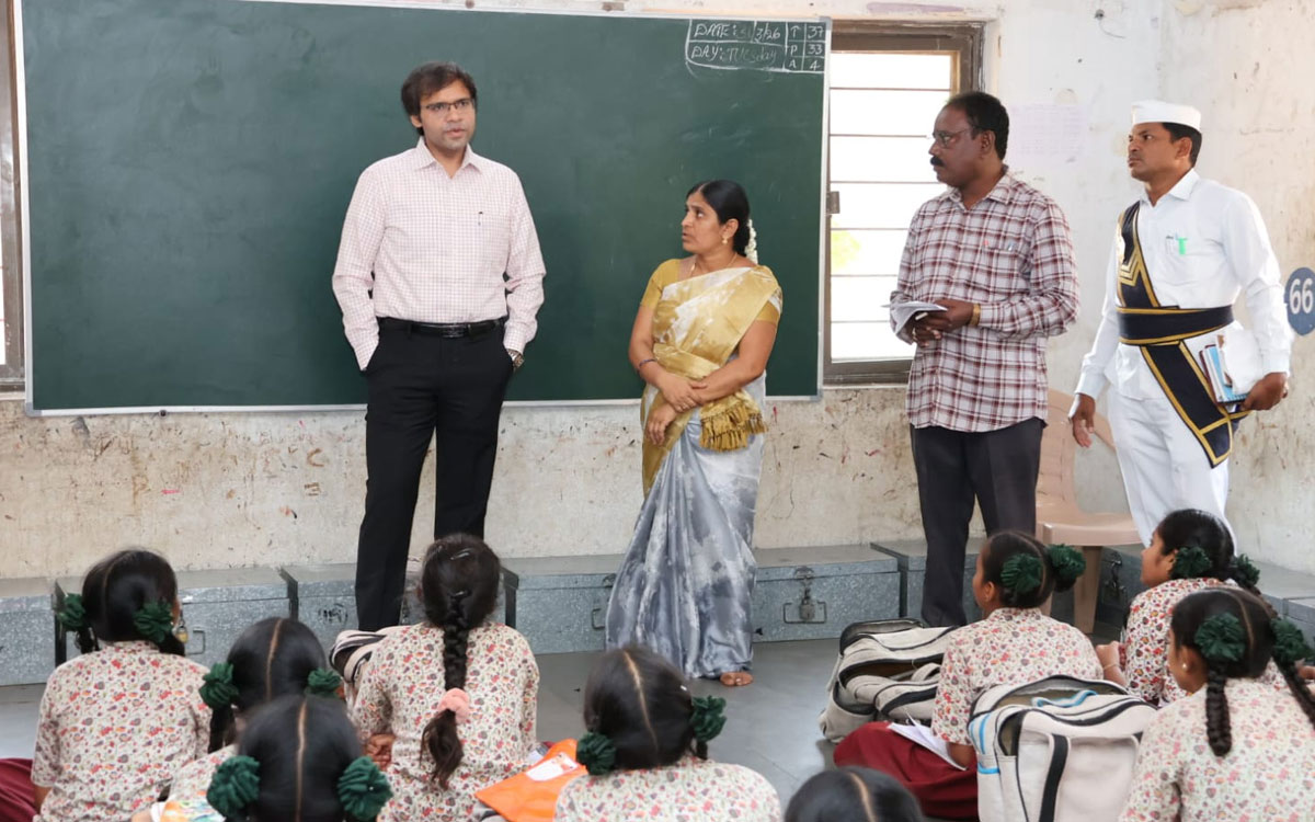 ప్ర‌భుత్వ పాఠ‌శాల‌ల్లో కలెక్టర్ అంకిత్ మెరుపు తనిఖీలు