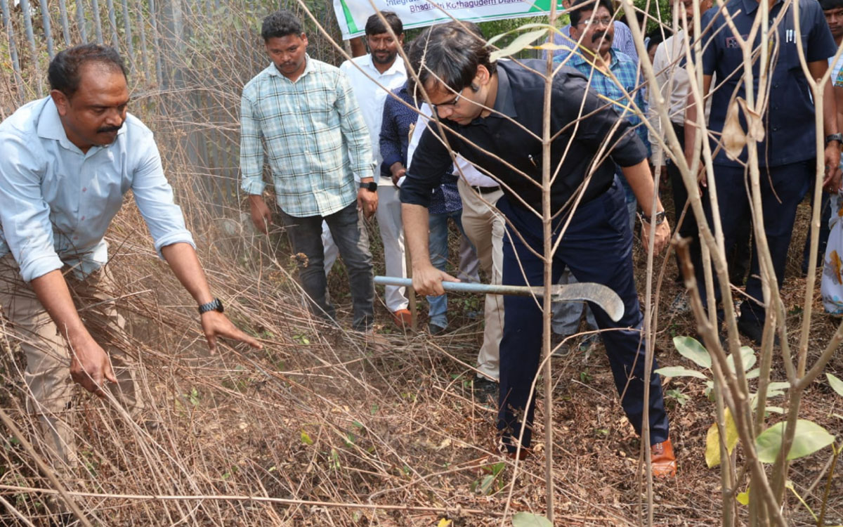 Bhadradri Kothagudem : కత్తి పట్టిన కలెక్టర్