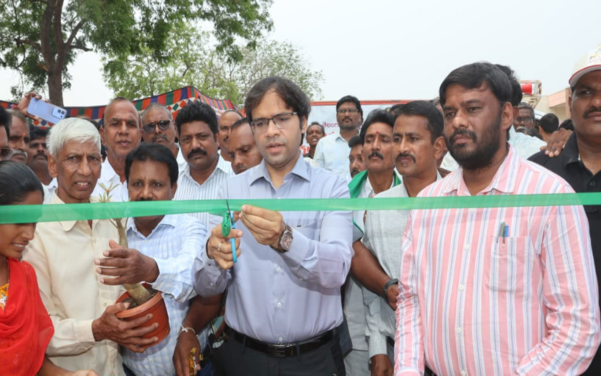 ఆధునిక వ్యవసాయ పద్ధతులతో అధిక దిగుబడులు సాధించాలి : కలెక్టర్ అంకిత్