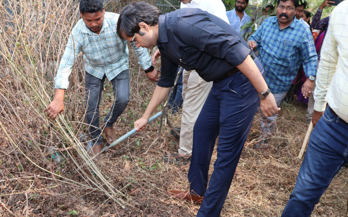 Bhadradri Kothagudem : కత్తి పట్టిన కలెక్టర్