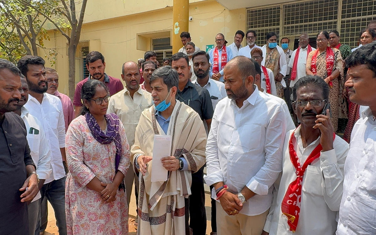 లింక్‌ రోడ్డును బైపాస్ రోడ్డుగా మార్చాల‌ని కలెక్టర్ అనురాగ్‌కు వినతి