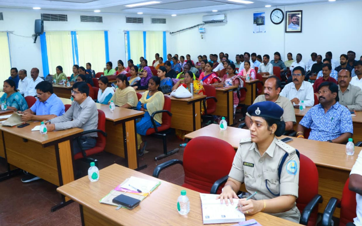 జిల్లాలో డొమెస్టిక్‌ గ్యాస్ స‌ర‌ఫ‌రాకు కొర‌త లేదు : క‌లెక్ట‌ర్ బి.చంద్ర‌శేఖ‌ర్‌