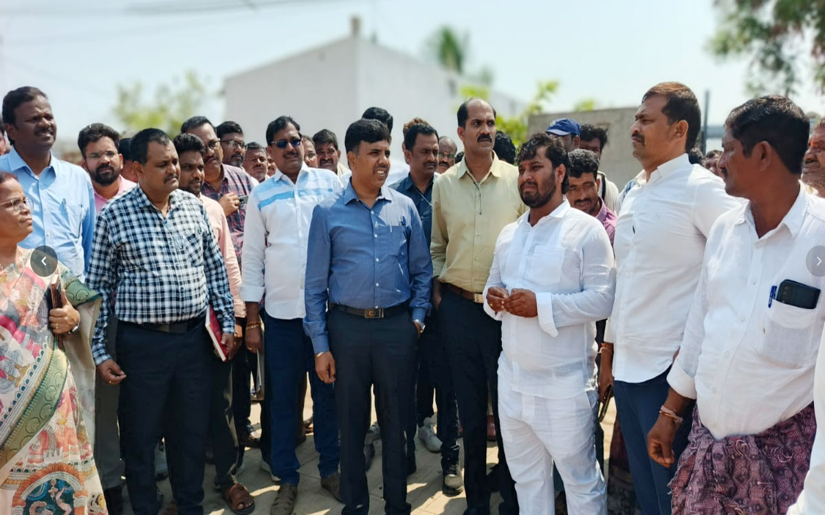 త్వరలోనే భూ సమస్యల‌కు పరిష్కారం : క‌లెక్ట‌ర్ చంద్ర‌శేఖ‌ర్‌