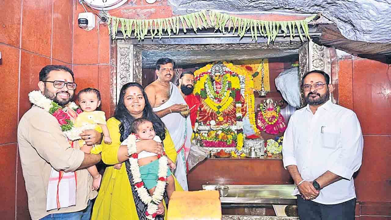 ఏడుపాయల్లో భక్తుల సందడి