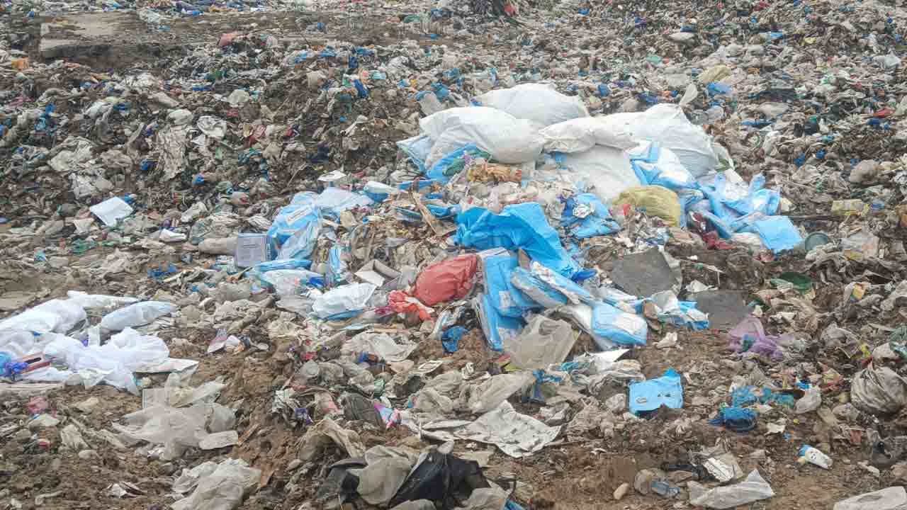 Condom Packets | డంప్‌ యార్డులో నిరోధ్‌ ప్యాకెట్లు.. ఐసీటీసీ సిబ్బంది నిర్లక్ష్యంతో షాకైన కార్మికులు