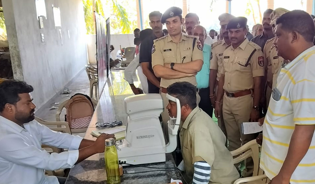 Karimnagar CP Ghaus Alam | రోడ్డు ప్రమాదాల నివారణకు డ్రైవర్లు సహకరించాలి.. కరీంనగర్ సీపీ గౌస్ ఆలం