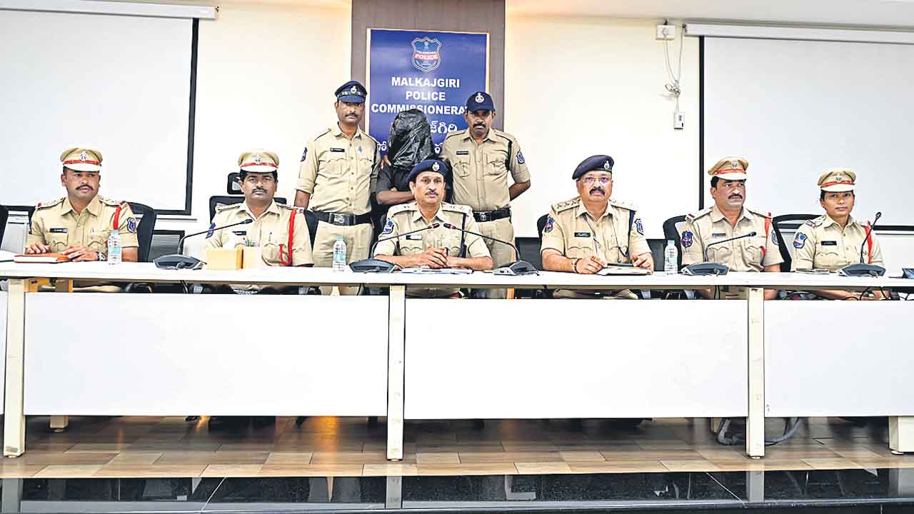 తల్లిని చంపి.. ఇంట్లో పాతిపెట్టి!