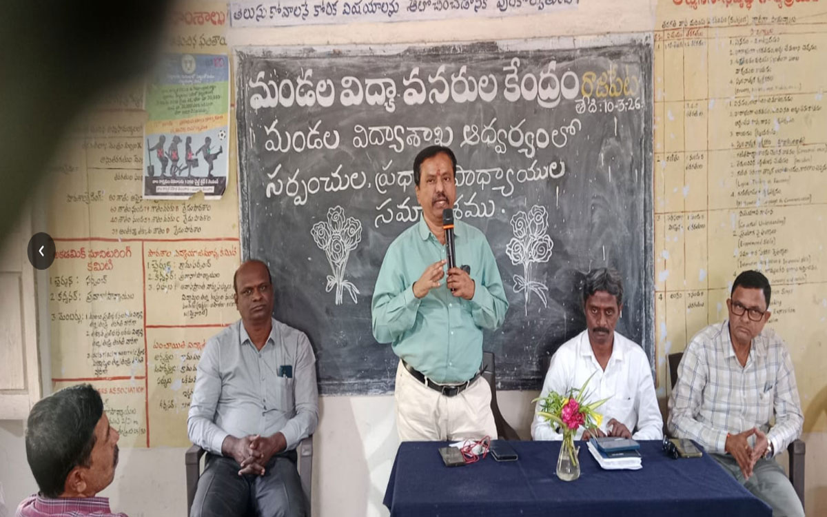 ప్రభుత్వ పాఠశాలల బలోపేతానికి కృషి చేయాలి : డీఈఓ స‌త్య‌నారాయ‌ణ‌