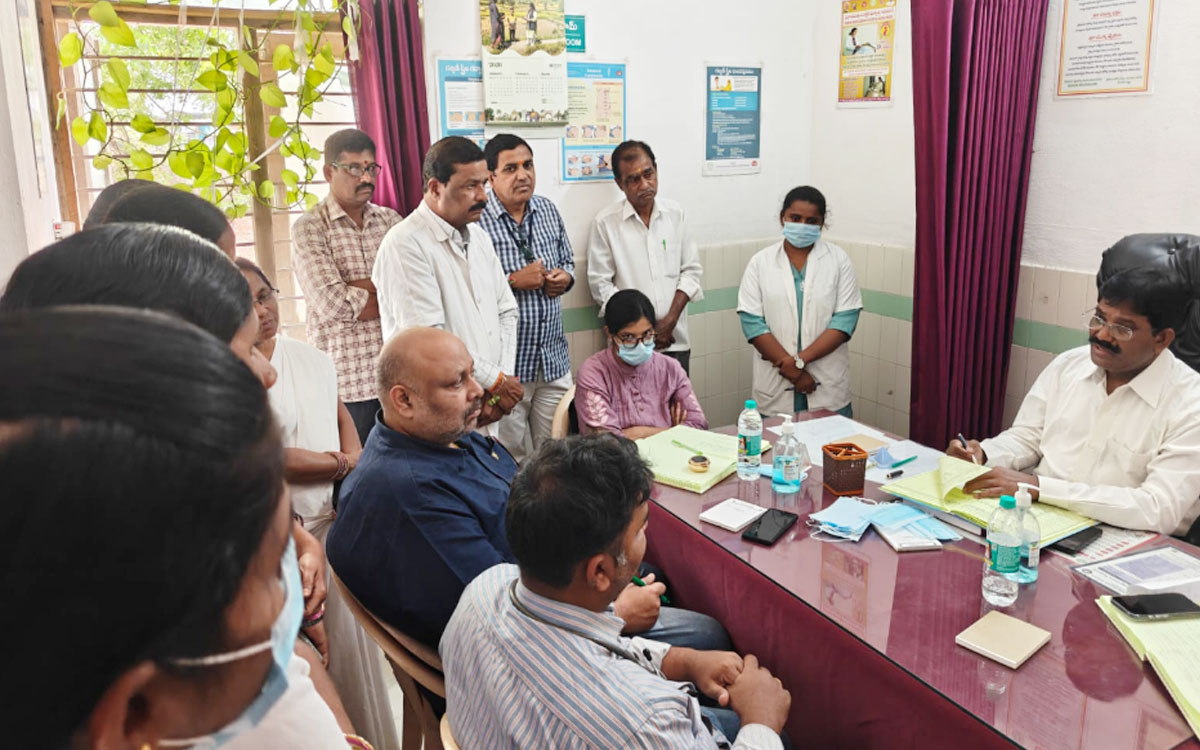 విధుల పట్ల నిర్లక్ష్యం వహిస్తే చర్యలు : డీఎంహెచ్ఓ మ‌నోహ‌ర్