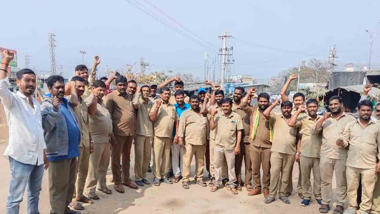 RTC bus drivers | శ్రమకు తగ్గ వేతనం ఇవ్వడంలేదని ఆర్టీసీ అద్దె బస్సు డ్రైవర్ల సమ్మె