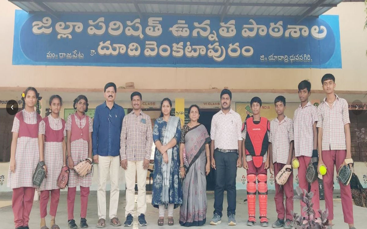 రాష్ట్రస్థాయి స్టాఫ్ బాల్ పోటీలకు దూది వెంకటాపురం విద్యార్థుల ఎంపిక