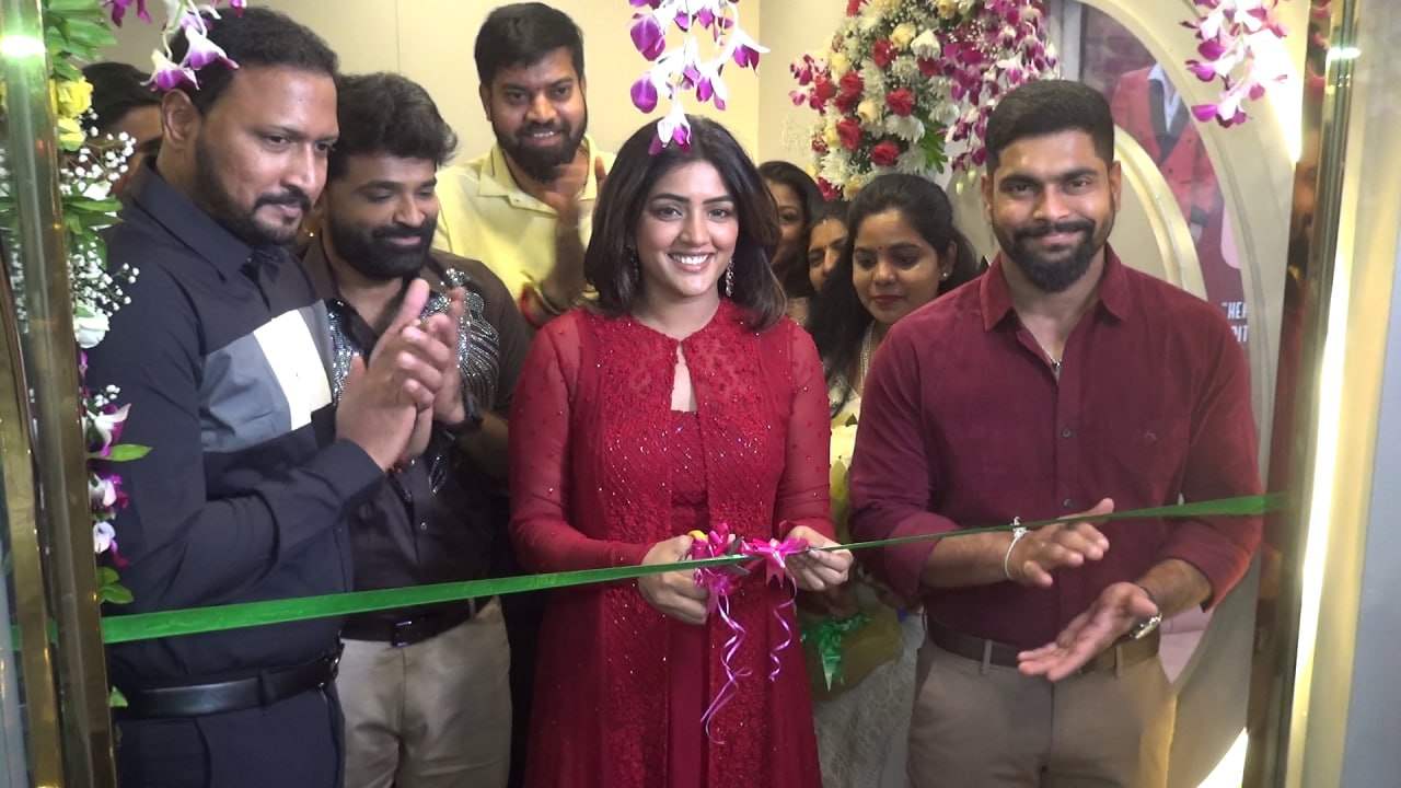 Actress Eesha Rebba | గాజువాకలో సందడి చేసిన ఈషా రెబ్బ.. అట్టహాసంగా ‘కలర్స్’ 54వ బ్రాంచ్ ప్రారంభం