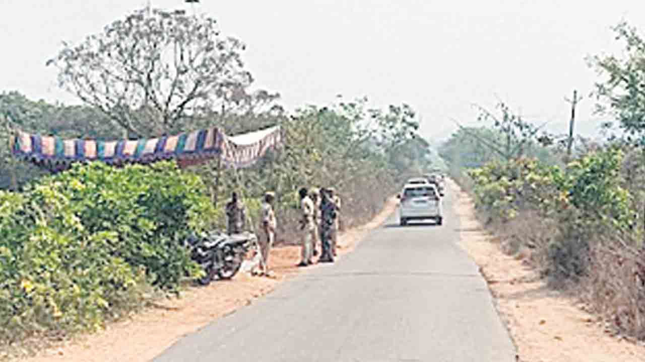 రైతులంటే మీకు చిన్నచూపా?.. దీక్షా శిబిరం వద్ద పోలీస్‌ బందోబస్తు ఎందుకు