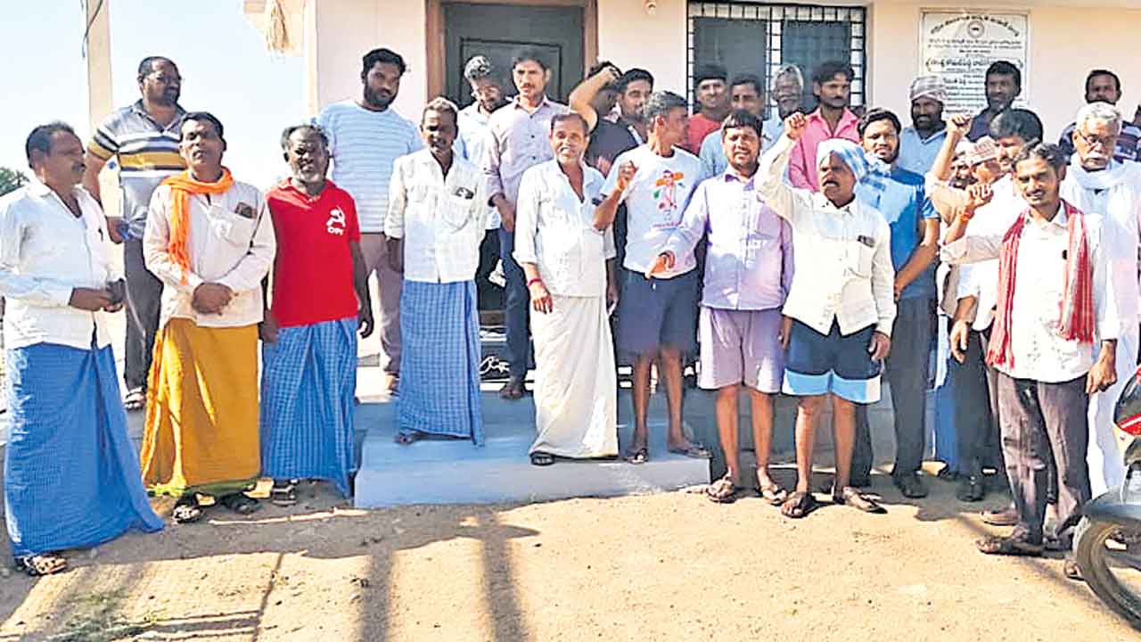 కరెంటు కోతలతో రైతుల ఆందోళన