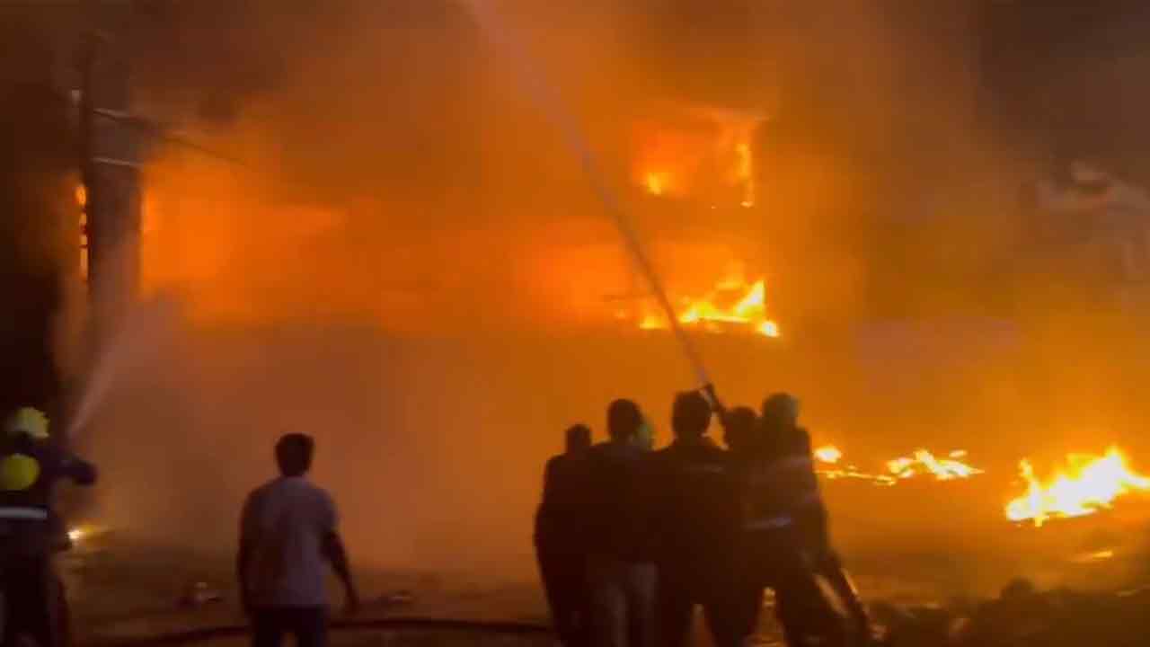 Fire accident | హైదరాబాద్ నగరంలో మరో భారీ అగ్నిప్రమాదం..కాలిబూడిదైన ఫర్నిచర్‌ షాప్‌ : వీడియో
