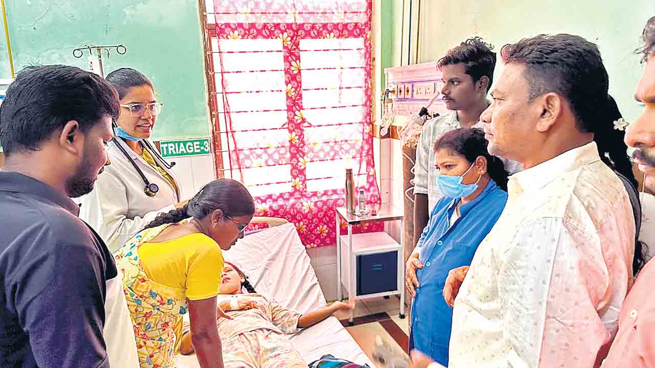 బీసీ గురుకులంలో ఫుడ్‌పాయిజన్‌