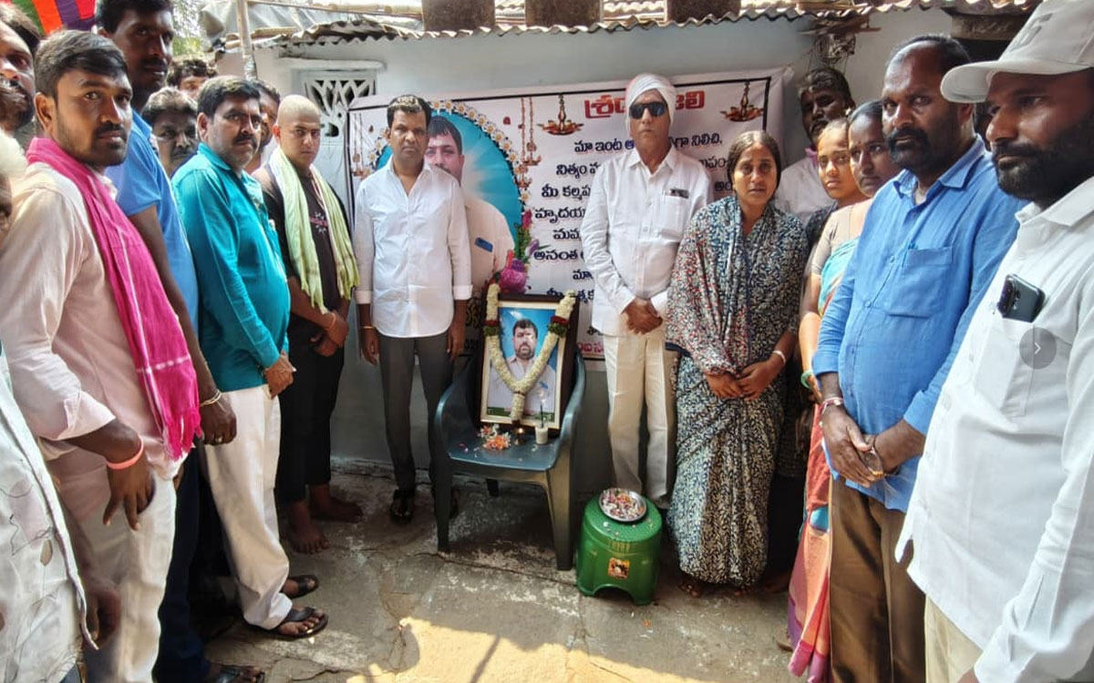 ప‌లు కుటుంబాలకు మాజీ ఎమ్మెల్యే గాదరి కిశోర్ ఆర్థిక సాయం