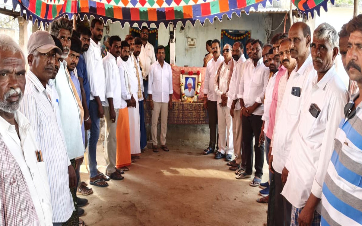 పలు కుటుంబాలకు మాజీ ఎమ్మెల్యే గాదరి కిశోర్ ప‌రామ‌ర్శ‌