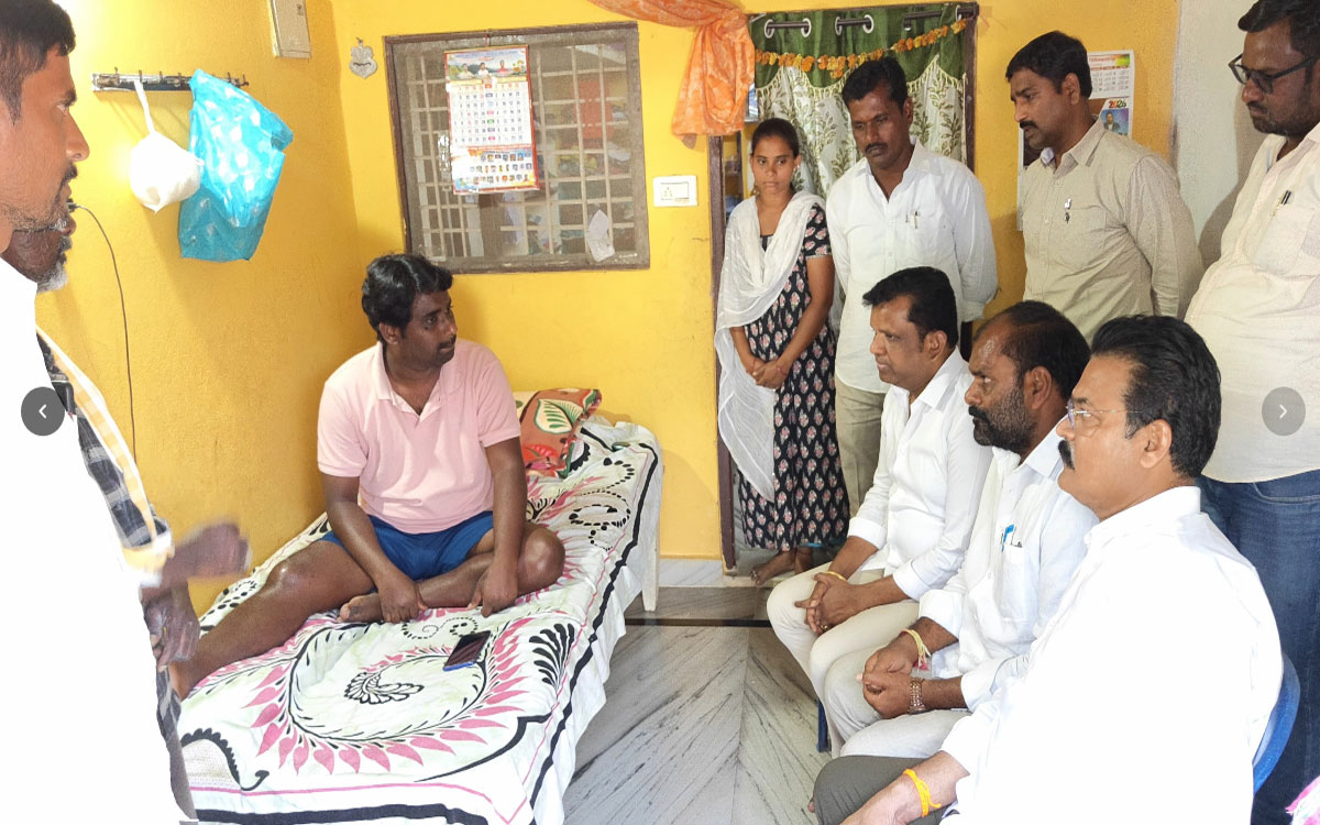 పలు కుటుంబాలకు మాజీ ఎమ్మెల్యే గాదరి కిశోర్ పరామర్శ