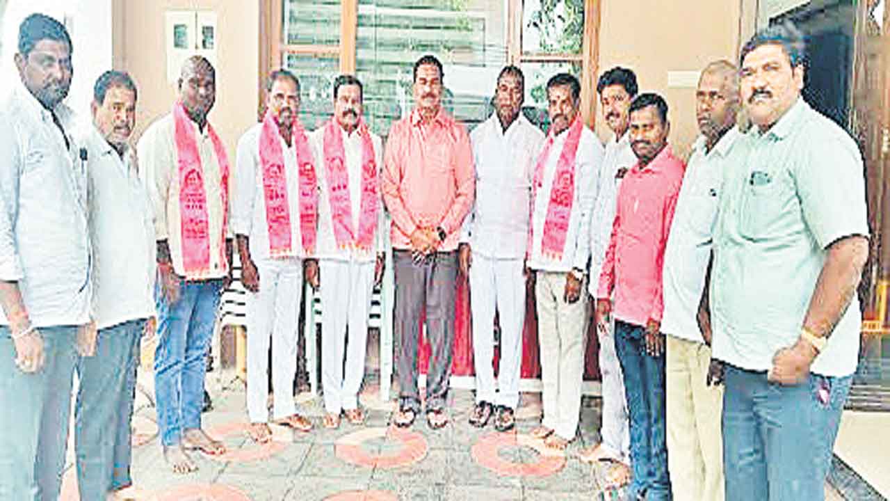 బీఆర్‌ఎస్‌లో చేరిన కాంగ్రెస్‌ నాయకులు